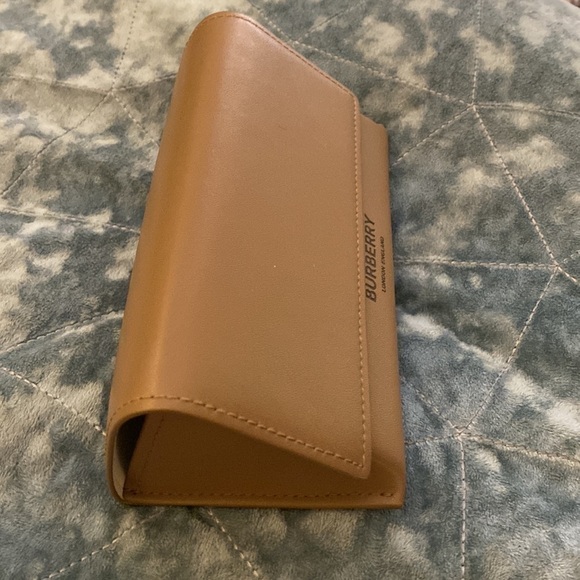 NEW BURBERRY SUNGLASSES CASE WITH NEW CLEANING CLOTH- No glasses - Picture 3 of 5